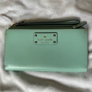 Kate ♠️ Spade wristlet. Mint color a lot of compartments.